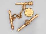 deux objets plaqués or, dont un stylo, une montre de poche et une pièce de monnaie