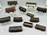 de nombreux petits trains miniatures exposés sur une surface blanche