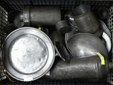 de nombreuses casseroles et poêles dans un bac en métal