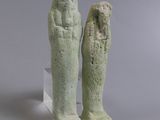 deux statues d'un homme et d'une femme debout l'une à côté de l'autre