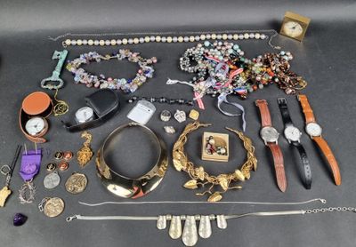 beaucoup de bijoux posés sur la table