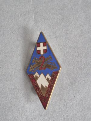 gros plan d'un badge sur une surface blanche