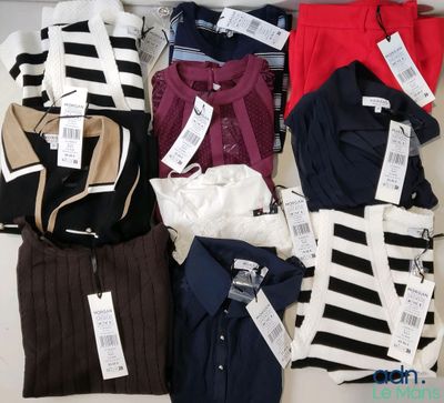 un tas de vêtements posés sur une table