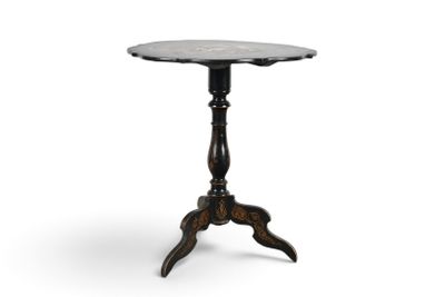 une table noire avec un plateau en marbre sur fond blanc