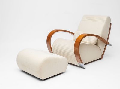 une photo représentant une chaise et un pouf dans une pièce blanche
