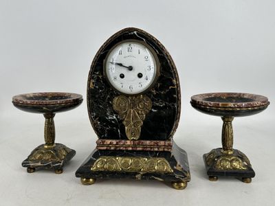 trois objets d'art, dont une horloge et un bougeoir