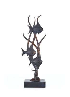 une photo représentant une sculpture représentant un poisson et une antilope posée sur un socle