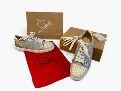 shoes and a red bag are sitting next to a shoe box