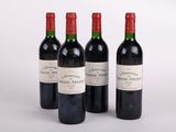 trois bouteilles de vin rouge sont posées les unes à côté des autres sur une surface blanche
