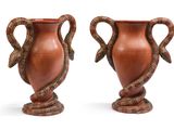 deux vases placés l'un à côté de l'autre