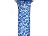 vase bleu et blanc orné d'un motif floral sur fond blanc
