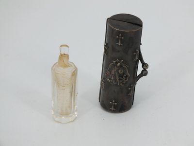 une petite bouteille et une autre petite bouteille posées sur une surface blanche