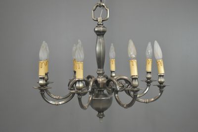 LUSTRE à huit bras de lumière en étain et grande chaîne, sty…