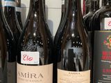 des bouteilles de vin sont alignées sur une étagère dans un magasin