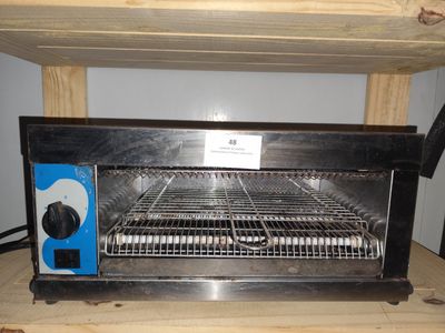 un grille-pain posé sur une table en bois