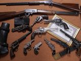 tout un tas d'armes à feu posées sur une table