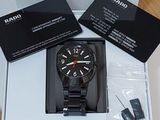 La montre se trouve dans la boîte et est prête à y être rangée.