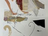 une photo d'une œuvre d'art posée sur une table