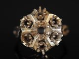 gros plan d'une bague en or et diamants sur une surface noire