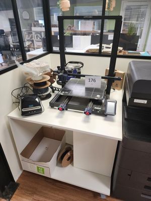 un bureau avec une imprimante posée dessus