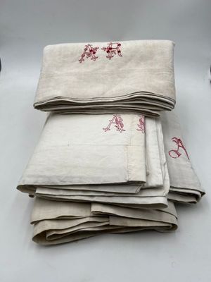 Réunion de quatre drap en lin blanc.
