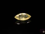un diamant jaune sur une surface noire