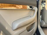 la portière d'une voiture dont le siège conducteur est ouvert