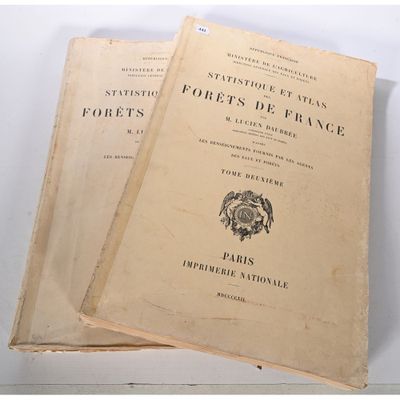 deux livres posés l'un sur l'autre sur une table