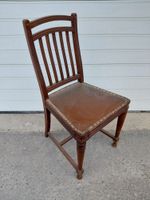 Chaise en bois, dossier à barreaux verticaux et une assise e…