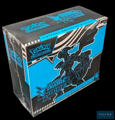 un gros plan sur une boîte de cartes à collectionner Pokémon sur fond noir