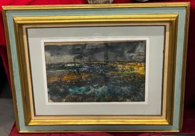 tableau représentant un paysage, dans un cadre doré, sur une toile rouge