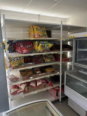 un réfrigérateur et un congélateur dans un magasin rempli de snacks