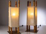 une paire de lampes en bambou avec des abat-jours en lin, posées sur des pieds