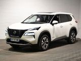Le SUV Nissan blanc est garé dans une pièce blanche.