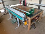 une image d'une machine qui travaille sur un morceau de bois