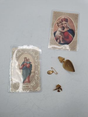 une image représentant une image de la Vierge Marie et d'autres objets religieux