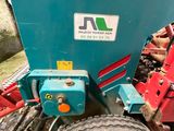 un tracteur qui est à l'arrêt dans la boue