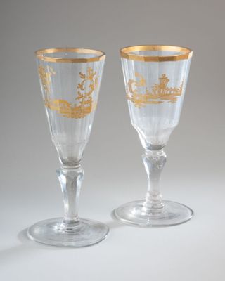 paire de verres à pied en verre gravé, ornés d'une bordure dorée