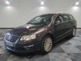 une photo d'une Volkswagen Passat de couleur foncée garée sur un sol à damier