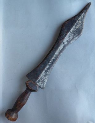 l'image d'un couteau posé sur une feuille de papier