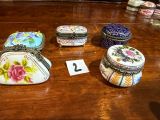 quatre boîtes posées sur une table, avec une étiquette de prix dessus