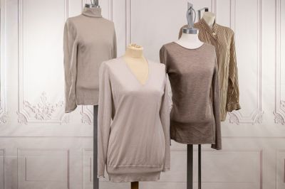 trois mannequins exposés dans une pièce