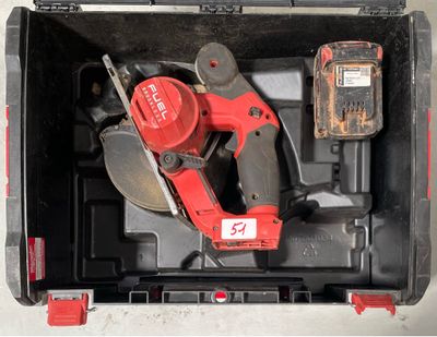 un outil dans une boîte à outils contenant un marteau et une perceuse