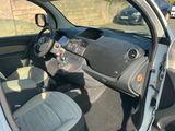 une petite voiture équipée d'un volant et d'un tableau de bord