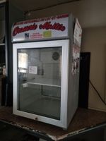1 petite armoire réfrigérée à boissons à 1 vantail vitré AM …