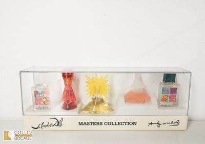 une vitrine en verre sur laquelle sont posées trois flacons de parfum