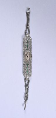 une montre en argent ornée d'un motif vert et blanc