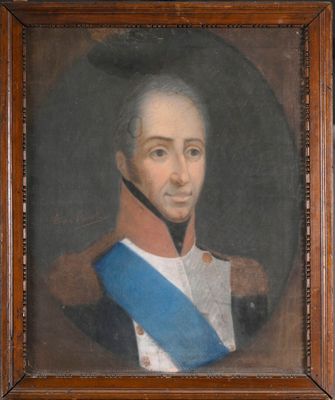 portrait d'un homme en uniforme, portant une écharpe bleue, dans un cadre en bois