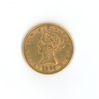 une pièce d'or avec l'image d'une femme dessus