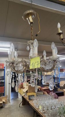 1 lustre à pampilles à 8 branches